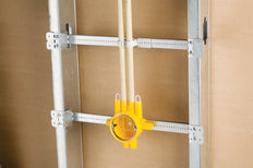 Teleskopische Box Halterung 432-660mm Mit Befestigungspunkten - 187191 [2 Stück]